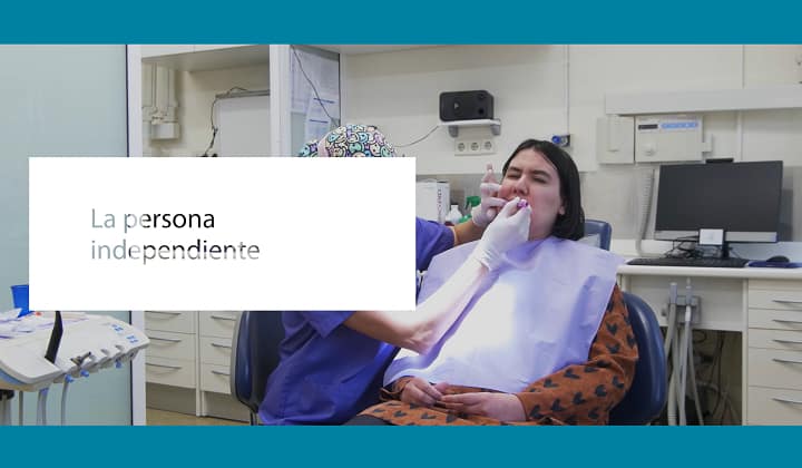 Captura de pantalla dun dos vídeos de consellos de hixiene oral para persoas con dano cerebral adquirido